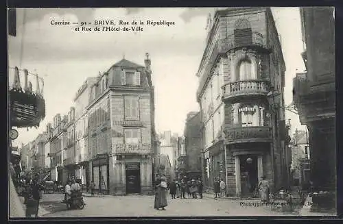 AK Brive, Rue de la République et Rue de l`Hôtel-de-Ville avec pharmacie et passants