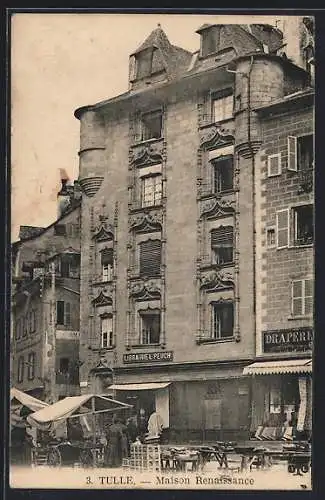 AK Tulle, Maison Renaissance avec librairie et draperie sur la place animée