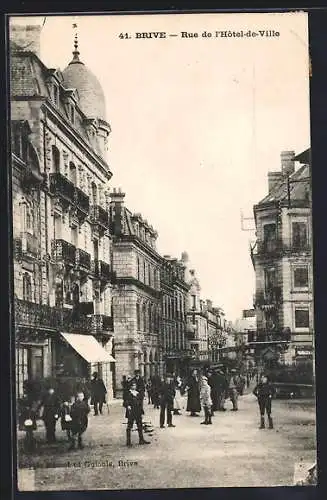 AK Brive, Rue de l`Hôtel-de-Ville animée avec passants et architecture historique