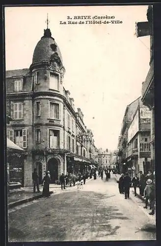 AK Brive, La Rue de l`Hôtel-de-Ville animée avec passants et commerces