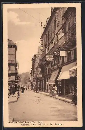 AK Brive, Rue Toulzac animée avec commerces et passants