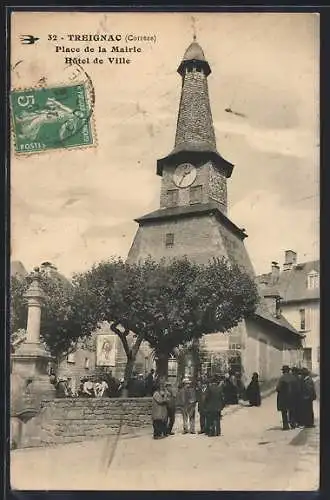 AK Treignac, Place de la Mairie et Hôtel de Ville