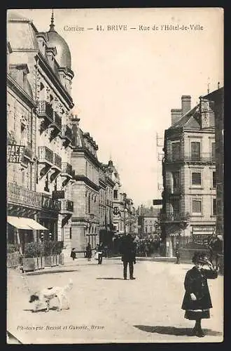 AK Brive, Rue de l`Hôtel-de-Ville animée avec passants et bâtiments historiques