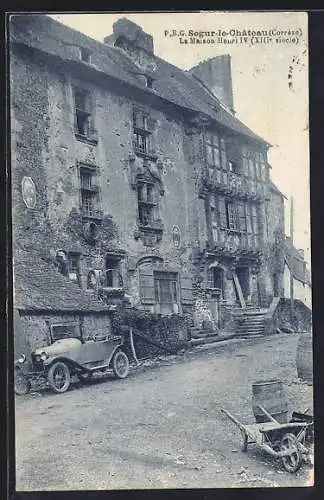 AK Ségur-le-Château, La Maison Henri IV (XIIIe siècle) et voiture ancienne devant la bâtisse