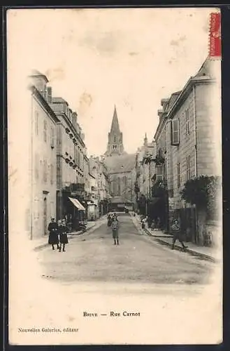 AK Brive, Rue Carnot avec vue sur l`église et passants animés