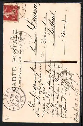 AK Brive, Rue Carnot avec vue sur l`église et passants animés