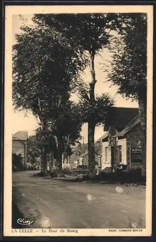 AK La Celle, Le Haut du Bourg avec arbres et maisons??