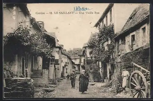 AK Le Saillant, Une vieille rue animée avec habitants et maisons traditionnelles