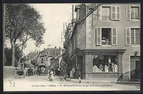 AK Ussel, Boulevard Victor-Hugo et Avenue Gambetta avec imprimerie et passants animés