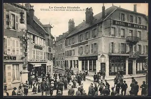 AK Ussel, Carrefour de la Croix-de-Fer avec foule animée et Hôtel du Dauphin