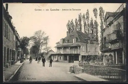 AK Larche, Avenue de Terrasson avec passants et arbres alignés