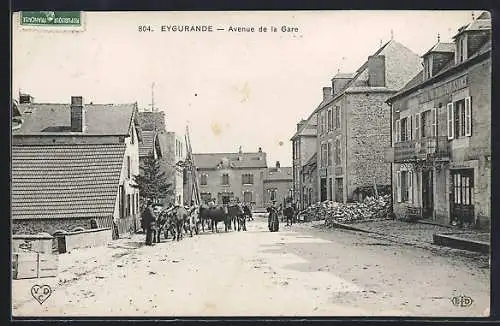 AK Eygurande, Avenue de la Gare avec habitants et chevaux sur la rue