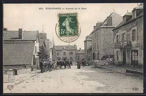 AK Eygurande, Avenue de la Gare avec chevaux et passants