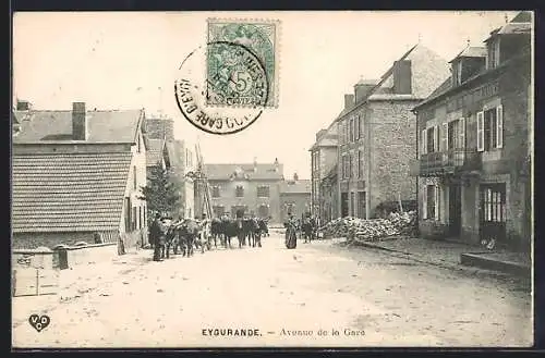 AK Eygurande, Avenue de la Gare avec chevaux et passants