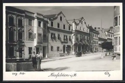 AK Neufelden i. M., Strassenpartie mit Brunnen