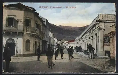 AK Trebinje, Bilekerstrasse mit Passanten