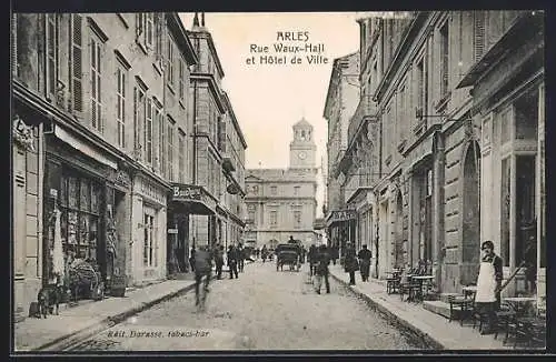 AK Arles, Rue Waux-Hall et Hotel de Ville