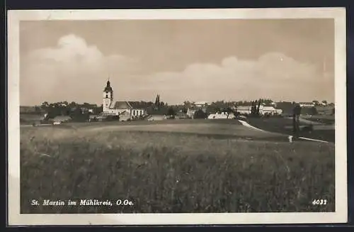 AK St. Martin im Mühlkreis, Ortspanorama mit Landstrasse, aus der Ferne gesehen