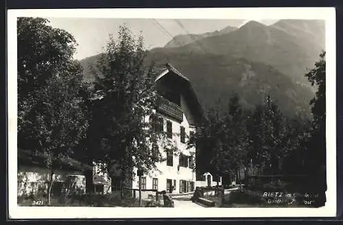 AK Rietz im Oberinntal, Gasthof zur Post mit Einfahrt u. Bergpanorama