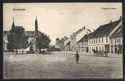 AK Stockerau, Pragerstrasse mit Platz und Säulendenkmal