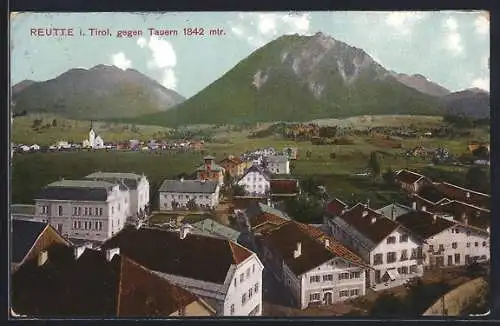 AK Reutte i. Tirol, Ortsansicht gegen Tauern aus der Vogelschau, mit Bergspitzen