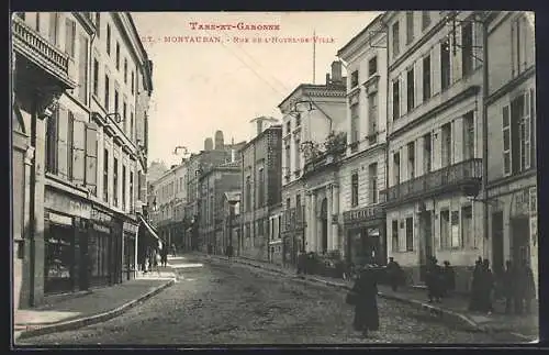 AK Montauban, Rue de l`Hôtel de Ville avec passants et bâtiments historiques