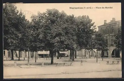 AK Nègrepelisse, Place du Marché avec arbres et bâtiments en arrière-plan