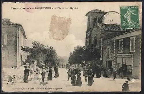 AK Roquecor, Place de l`Église animée avec passants et bâtiments historiques