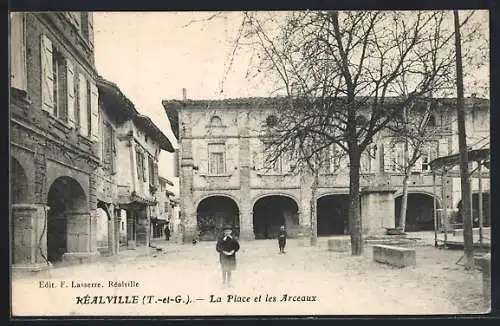 AK Réalville, La Place et les Arceaux