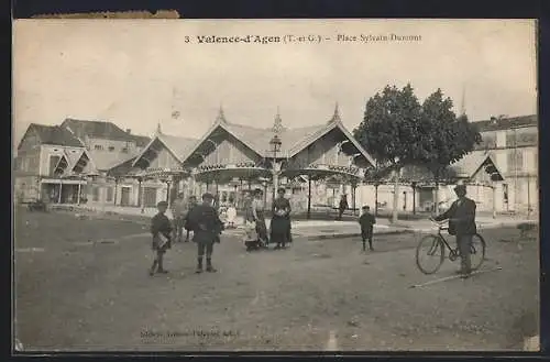 AK Valence-d`Agen, Place Sylvain-Dumont mit Pavillon und Passanten