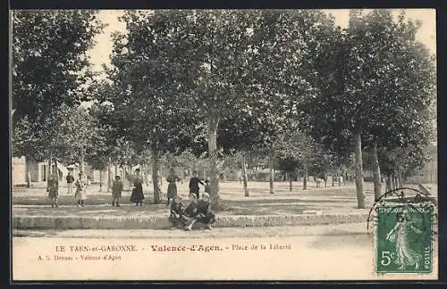 AK Valence-d`Agen, Place de la Liberté avec des passants sous les arbres