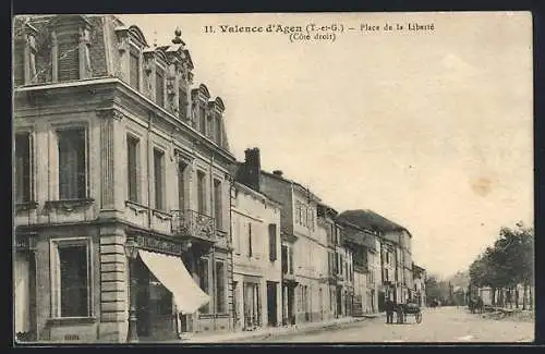 AK Valence d`Agen, Place de la Liberté côté droit