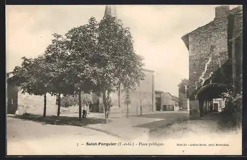 AK Saint-Porquier, Place publique avec arbres et bâtiments historiques