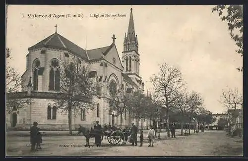 AK Valence d`Agen, L`Église Notre-Dame et la vie quotidienne sur la place