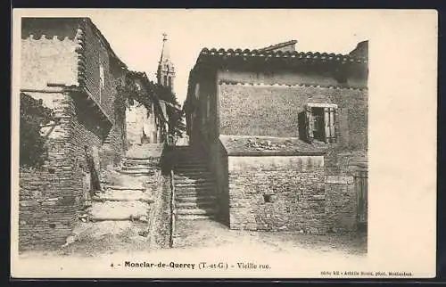 AK Monclar-de-Quercy, Vieille rue et clocher en arrière-plan