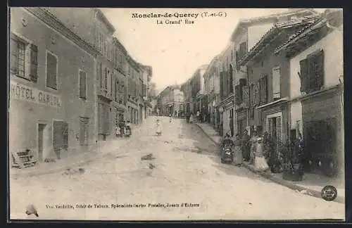 AK Monclar-de-Quercy, La Grand` Rue avec Hôtel Cabrel et passants