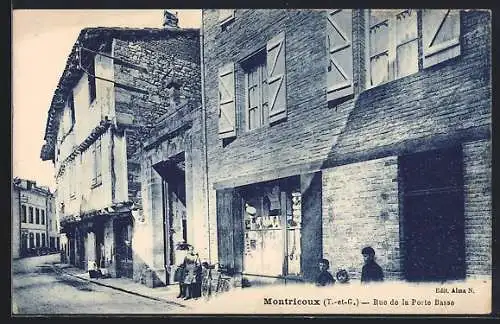 AK Montricoux, Rue de la Porte Basse avec bâtiments anciens et passants