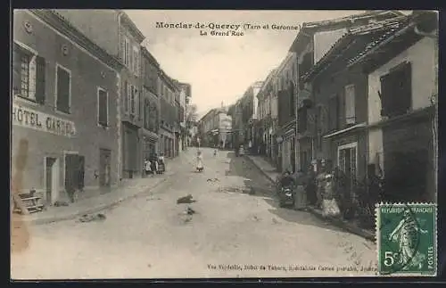 AK Monclar-de-Quercy, La Grand Rue et l`Hôtel Garrel animée de passants