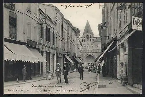 AK Moissac, Rue de la République animée avec vue sur l`église