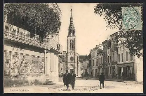 AK Moissac, Église Saint-Jacques et rue animée avec passants et affiches