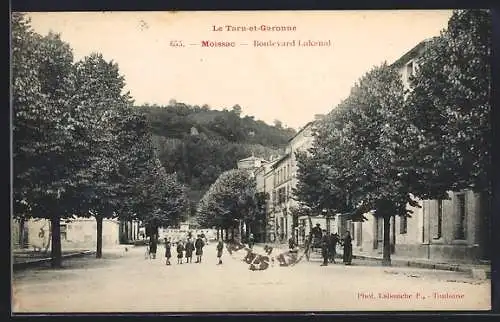 AK Moissac, Boulevard Lacanal avec des passants et des arbres alignés