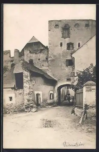 AK Dürnstein, Strassenpartie mit Stadtmauer und Torgebäude