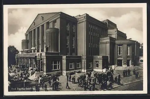 AK Bad Teplitz-Schönau, Stadttheater mit Versammlung aus der Vogelschau