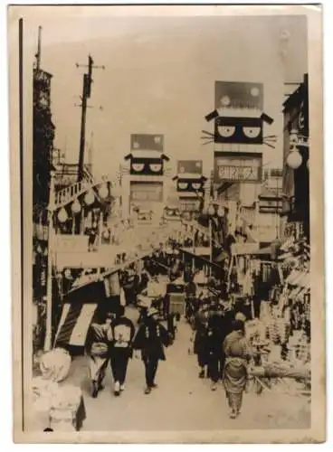 Fotografie Schostal, Ansicht Tokio / Tokyo, lebhaftes Strassenbild zum Jahresschlussverkauf 1940