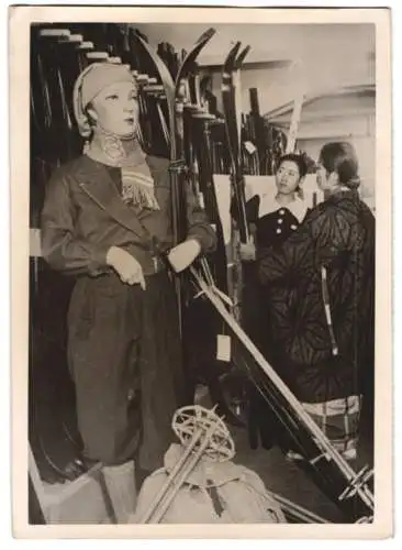 Fotografie Schostal, Ansicht Osaka / Japan, Japanerin im Kimono kauf Skier in einem Sportartikelladen 1939