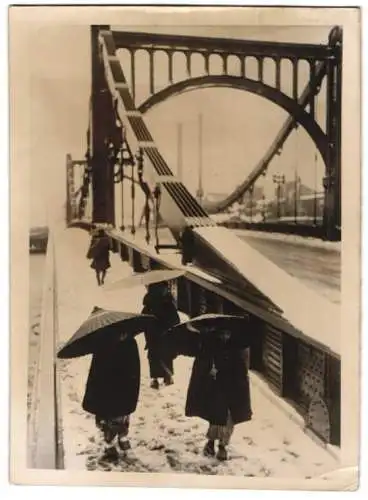 Fotografie Schostal, Ansicht Tokio / Tokyo, Damen mit Holzschuhen an der Azuma-bashi Brücke über den Samide - Fluss 1940