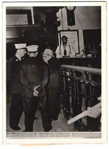 Fotografie Atlantic, Ansicht New York City, Life-Magazin zeigt Bürgermeister La Guardia in einer Polizei-Station 1943