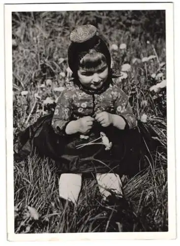 Fotografie Schwalm / Kurhessen, Mädchen trägt kleidsame Tracht 1943