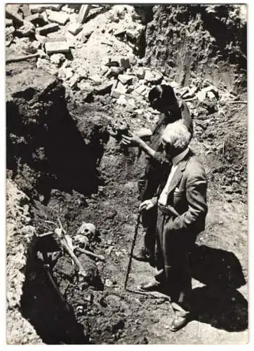 Fotografie Schostal, Ansicht Wien-Wieden, Ausgrabung von Massengräbern an der Karlskirche, Post mortem