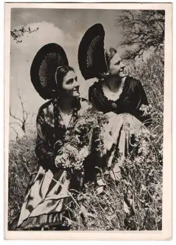 Fotografie Österreich - Vorarlberg, hübsche junge Frauen in Tracht 1944